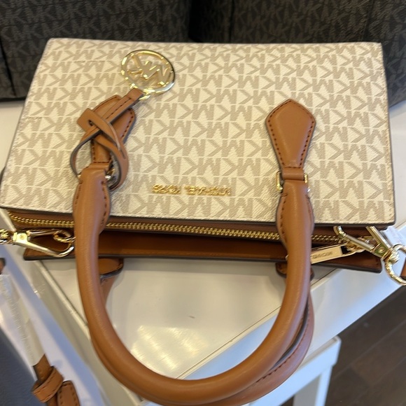 Michael Kors Small Sheila Satchel Crossbody
Vanilla 
NWT - Picture 9 of 16
